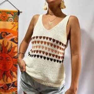moon & madison Knit V-Neck Tank Top in White & Colorful Heart Print Size S